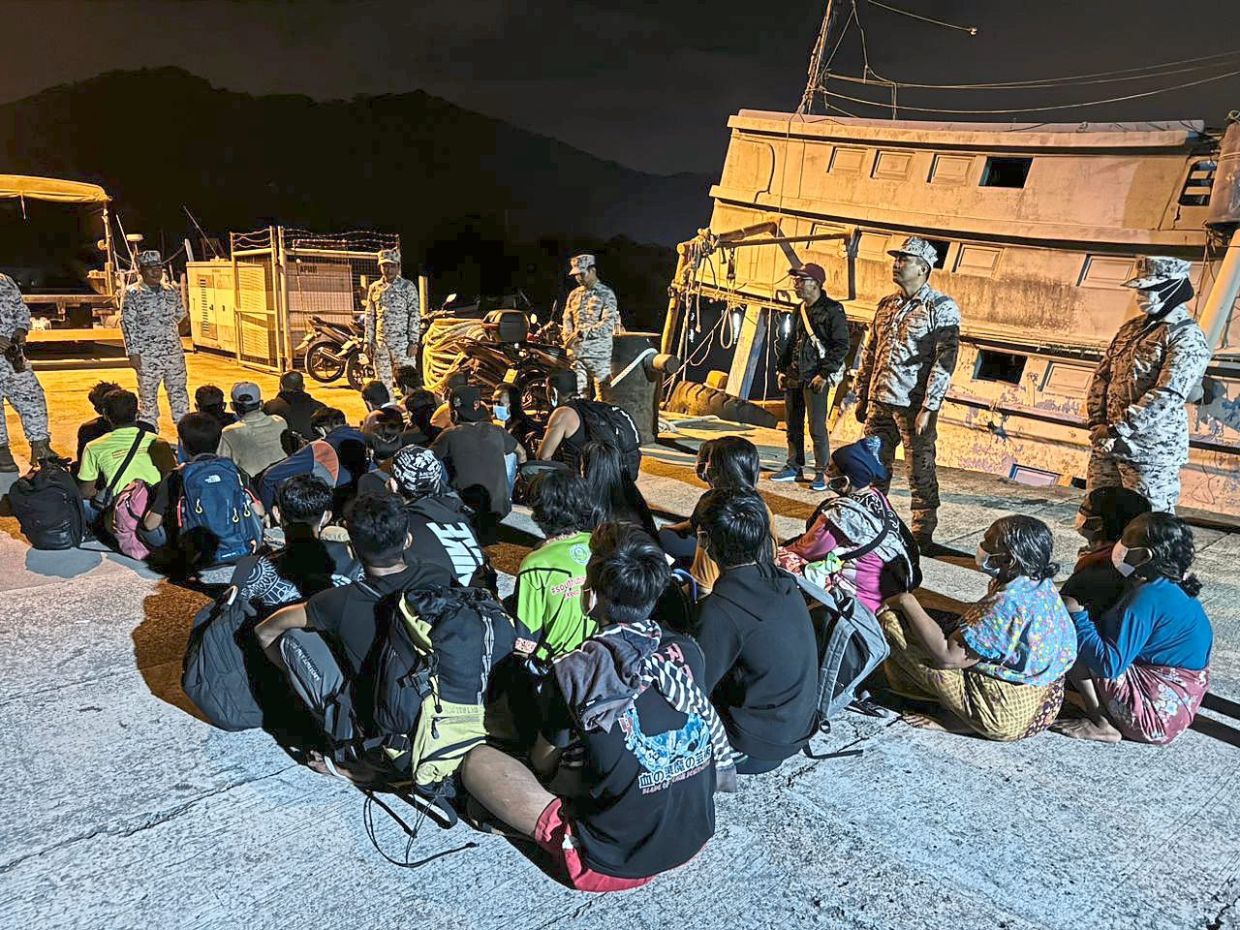 Coastguards bust fishing boat trafficking people in Tuaran waters - Vimarsana News