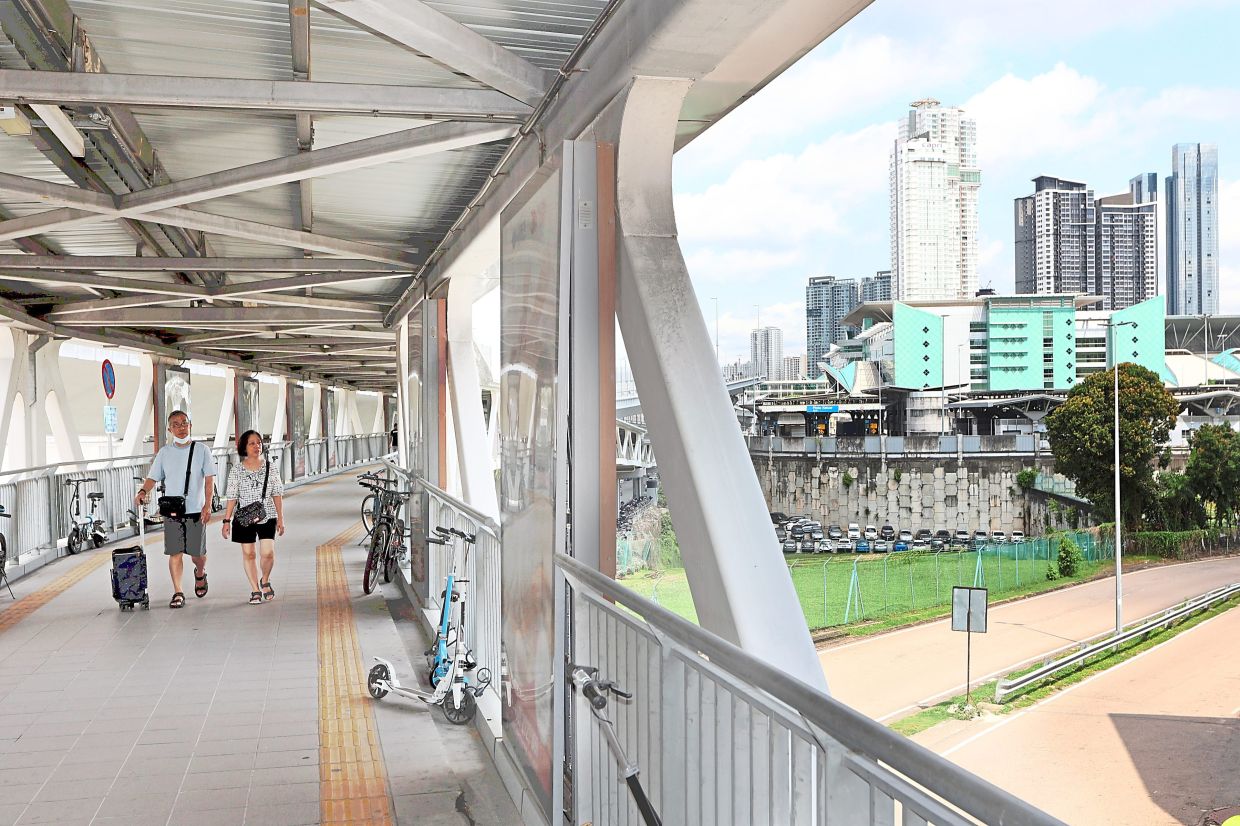 An overhead pedestrian walkway like this from Jalan Lingkaran Dalam to Bangunan Sultan Iskandar Customs, CIQ complex in Johor Baru will help reduce traffic congestion. — THOMAS YONG/The Star