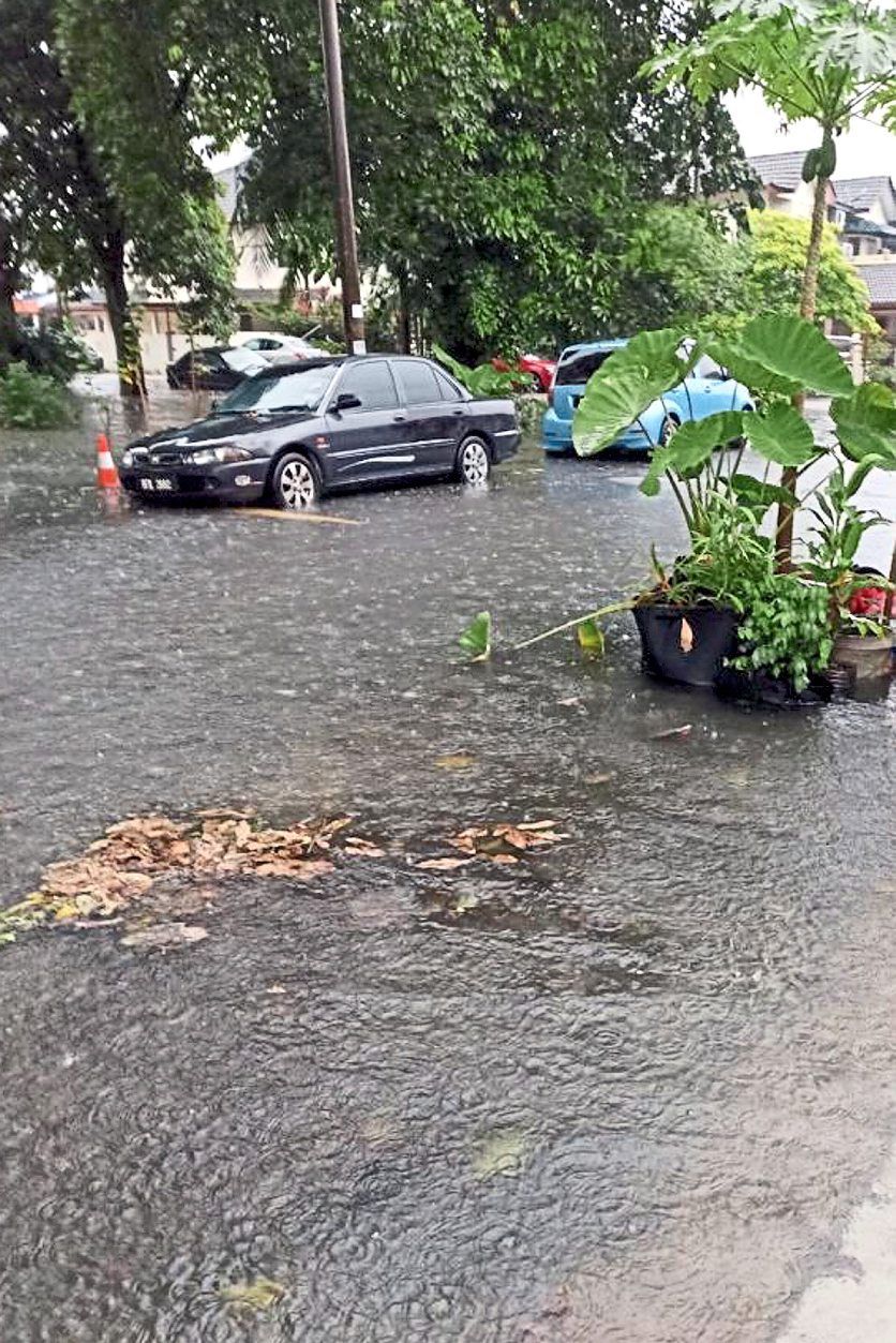 Floodwaters overflowing onto the roads at Taman Bayu Perdana, Klang during the three-hour storm.