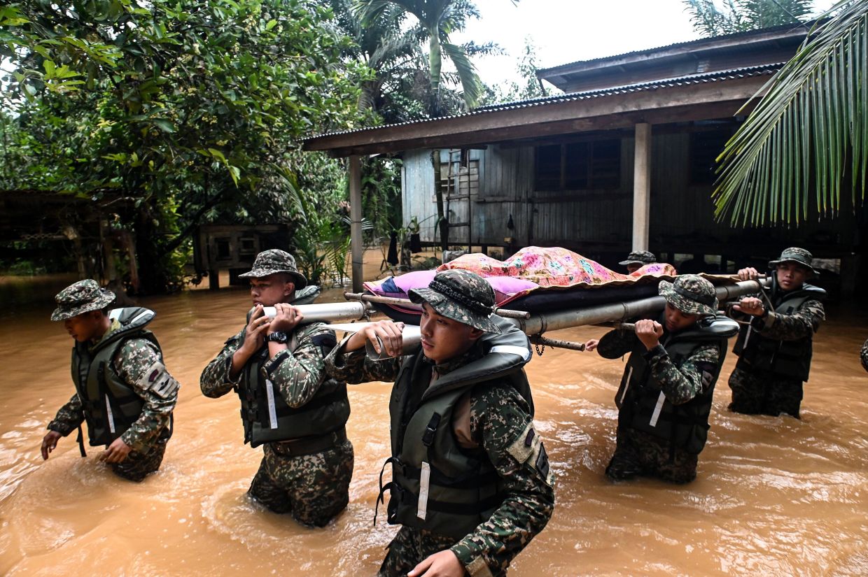 Armed Forces personnel brave floodwaters to carry body of elderly woman for funeral - Vimarsana News