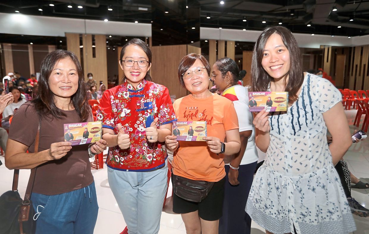 485 senior citizens in Subang Jaya get shopping vouchers - Vimarsana News