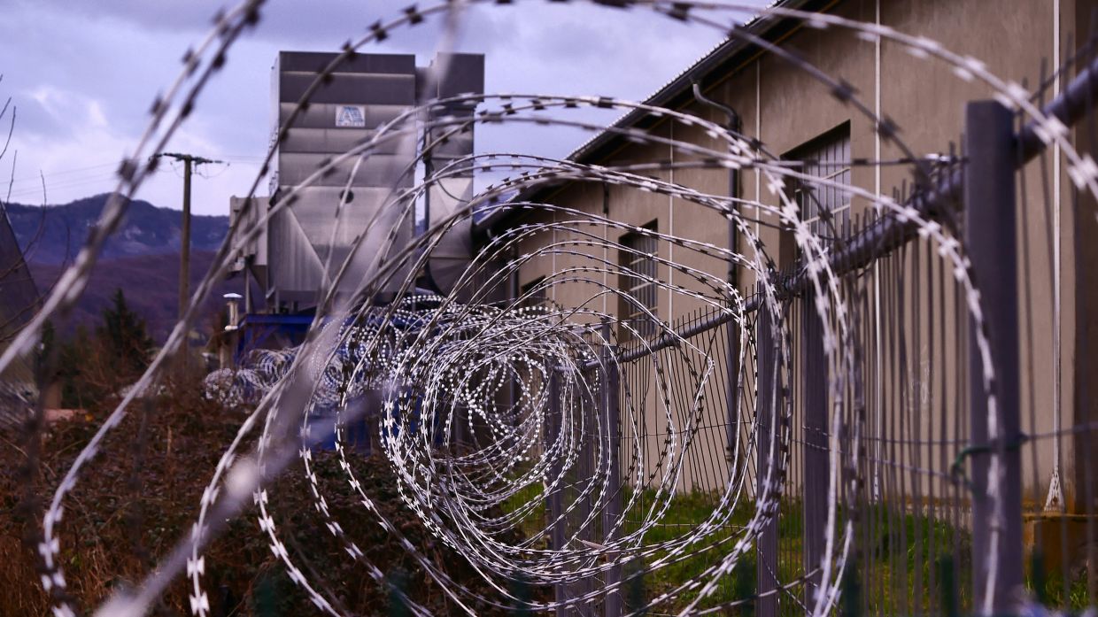 US prisons use new tech to dial down illegal cellphones - Vimarsana News