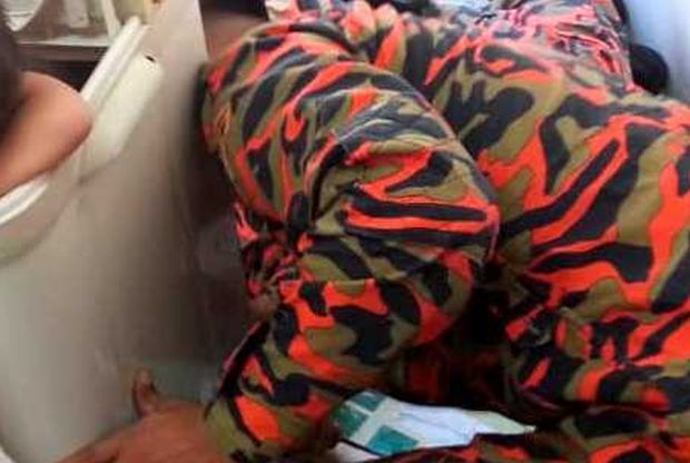 Firemen rescue girl stuck in washing machine - Vimarsana News