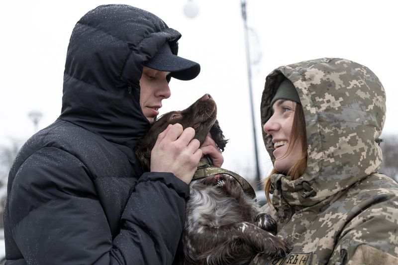 A Ukrainian couple, held as POWs by Russia, are finally reunited - Vimarsana News