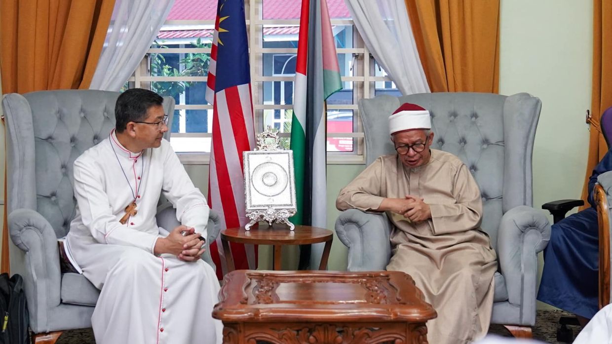 KL Archbishop pays Harmony Week visit to former religious affairs minister Dr Zulkifli - Vimarsana News