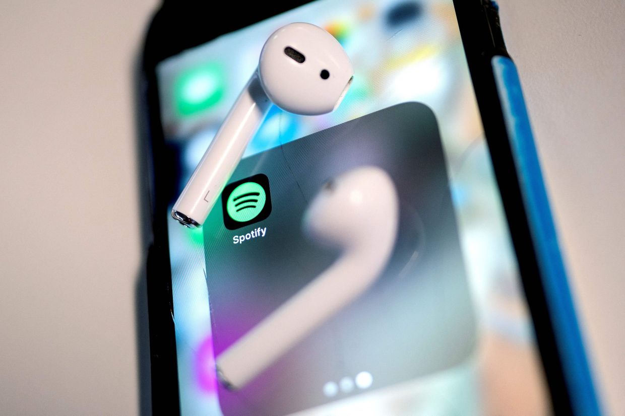 Spotify CEO Daniel Ek just blasted Apple for abusing its power. It's a remarkable irony - Vimarsana News