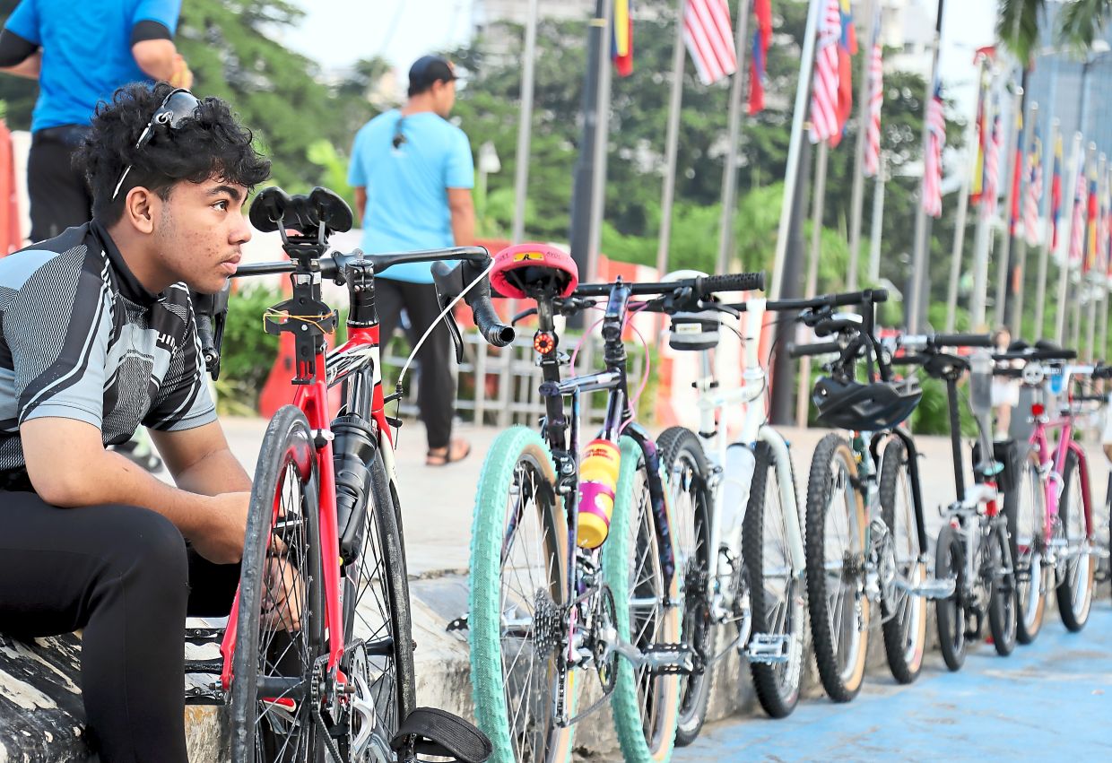 A resting fleet of bicycles paints a picture of serenity.