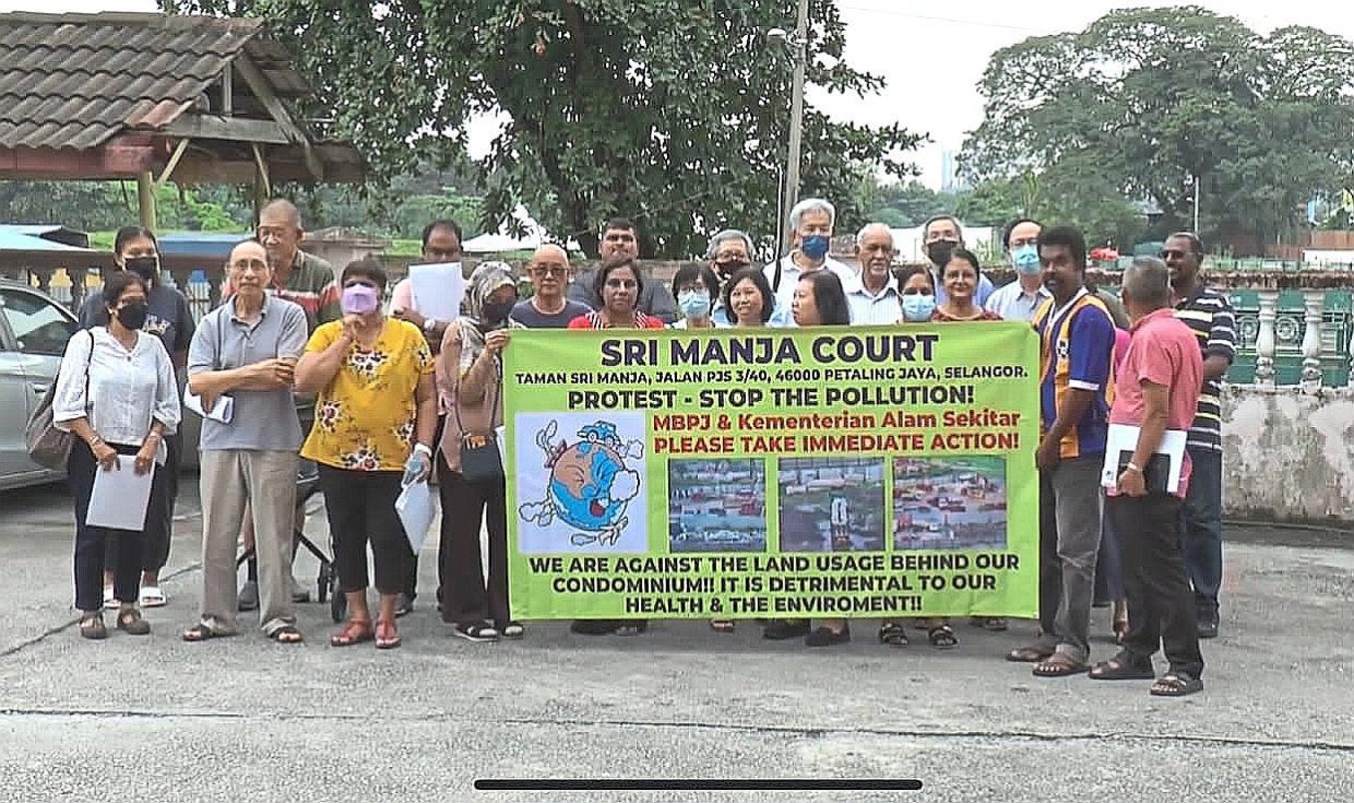 The Sri Manja Court residents protesting against the illegal dumpsite in their neighbourhood.