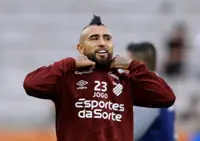 Soccer-Vidal rides in on horseback to return to boyhood club in Chile