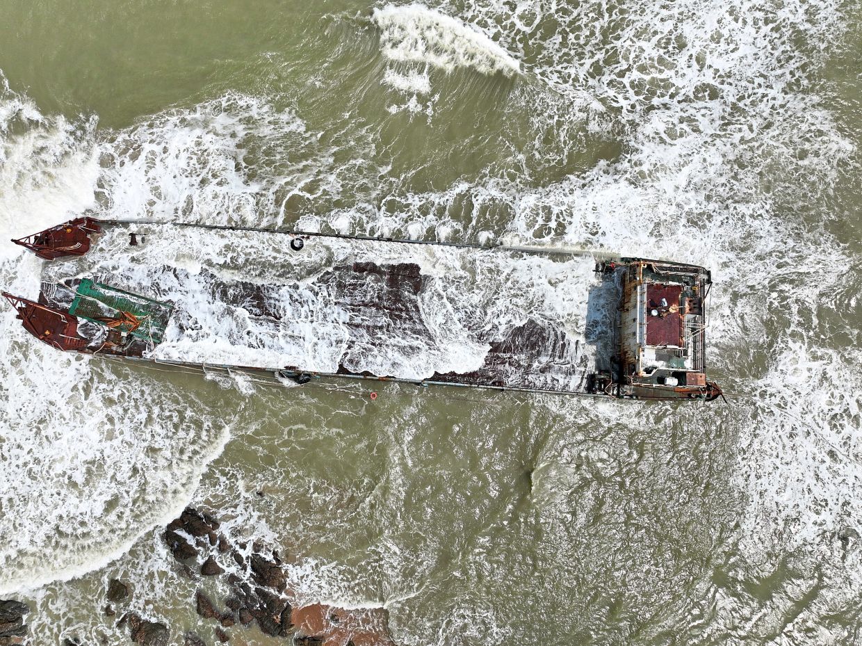 Risk of oil spill being tackled, says Nik Nazmi - Vimarsana News
