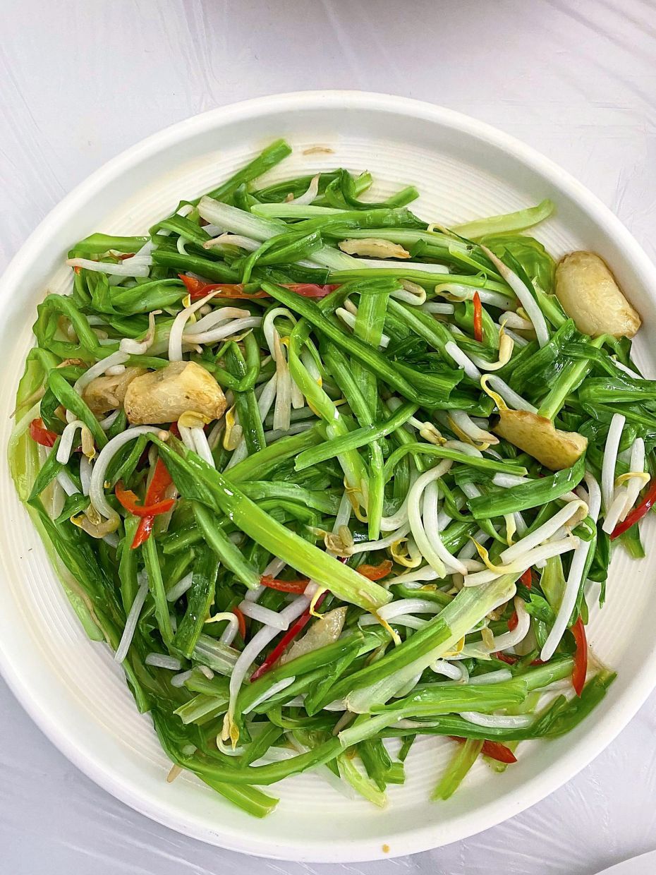 Dragon Chives complement the rice and crabs well.