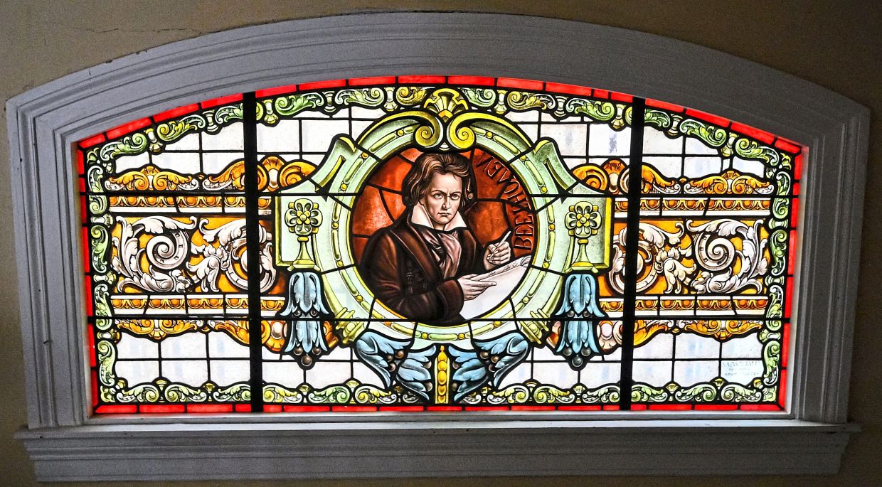 Team of professionals restores Havana's stained glass windows