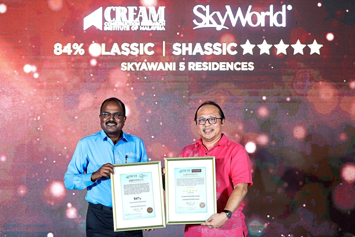 Ramuseren (above, left) presenting the QLASSIC and SHASSIC certificates to Lee.