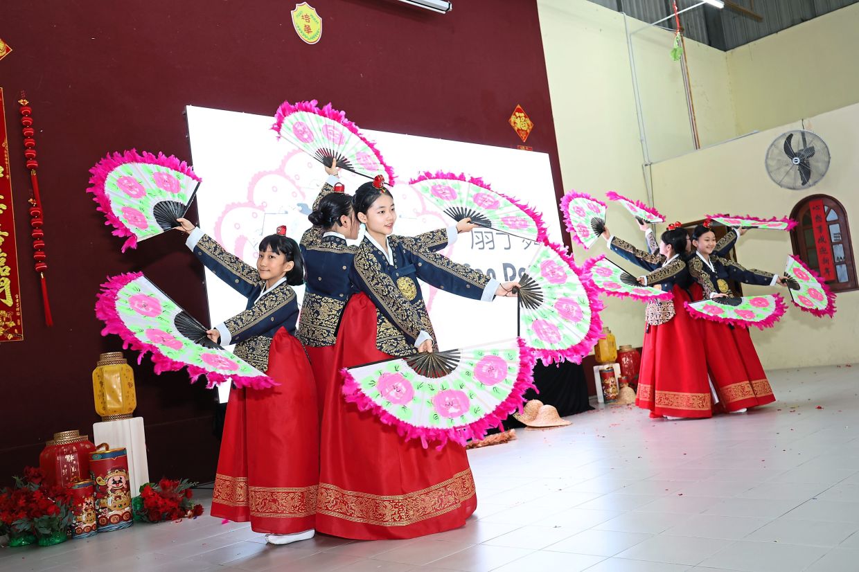 Korean students performing a fan dance at SJK(C) Poay Wah in Tanjung Bungah, Penang. — Photos: CHAN BOON KAI/The Star