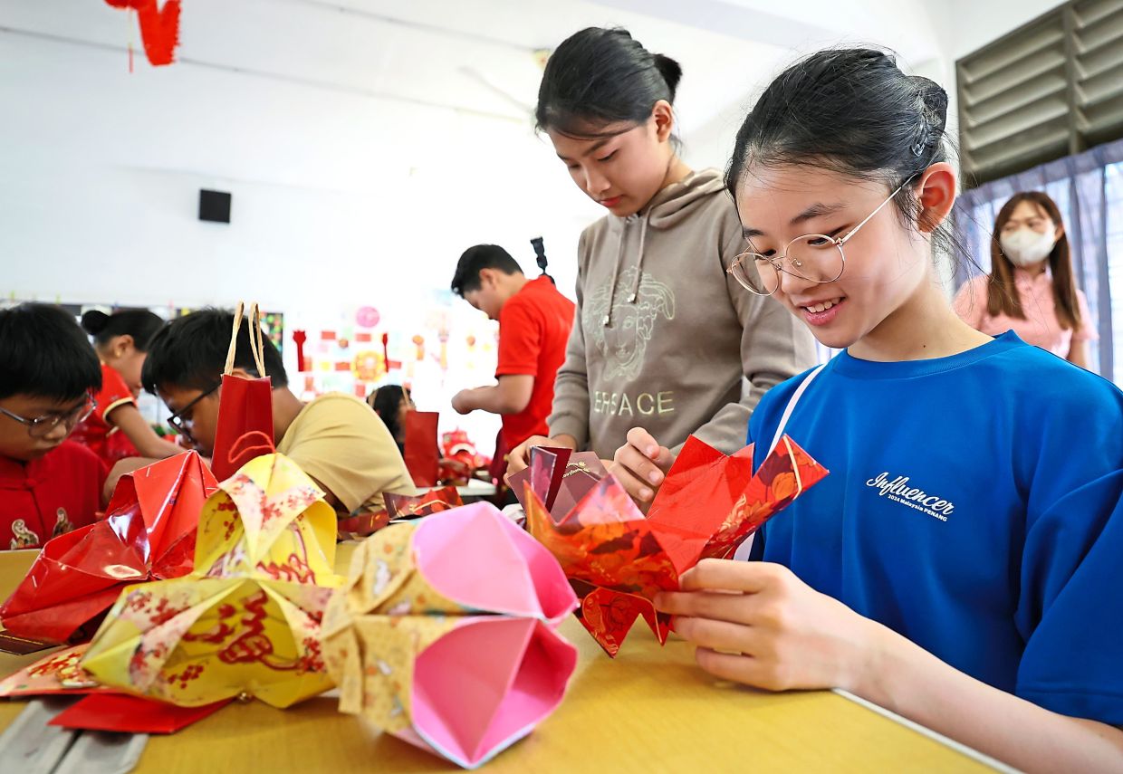 Lantern-making session using ang pow packets. — Photos: CHAN BOON KAI/The Star