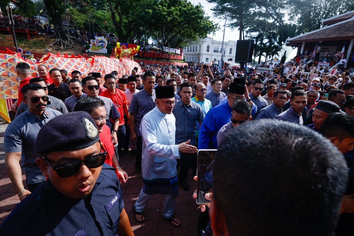 Thousands welcome PM at Jonker Walk - Vimarsana News
