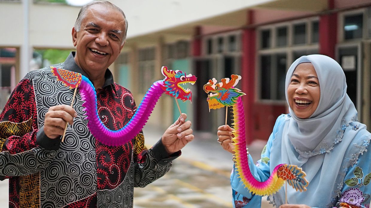 PAPER DRAGONS SET M’SIAN RECORD The Star