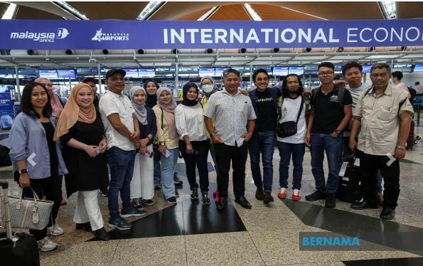 15 head to Jakarta for media programme - Vimarsana News