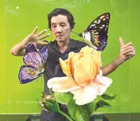 Vietnamese painter makes reverse glass abstracts in minutes