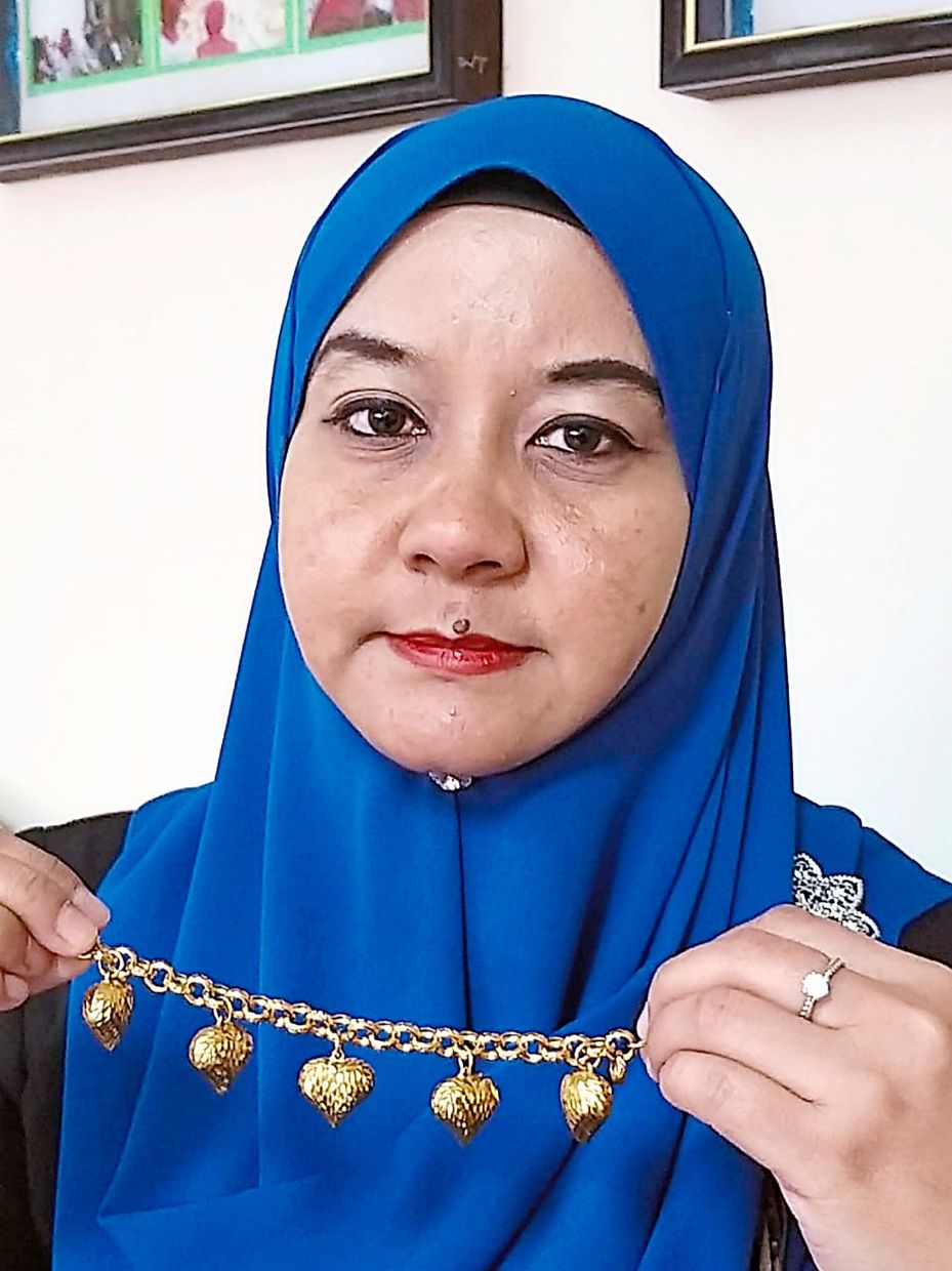 Nazira shows the broken gold bracelet which was not repaired to her satisfaction by the jewellery shop.