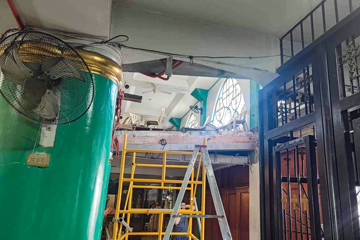 54 injured as Philippine church balcony collapses during Ash Wednesday mass (update) - Vimarsana News