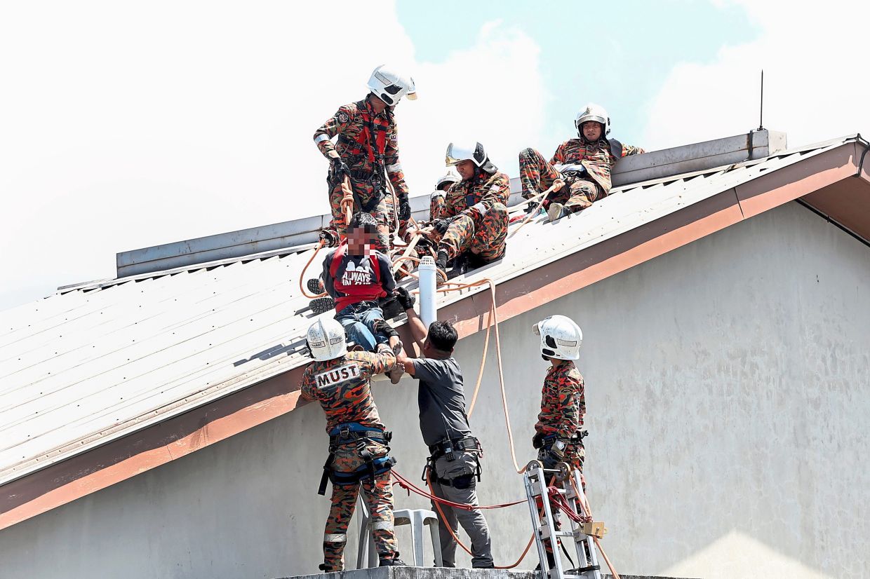 Man on rooftop rescued in dramatic fashion - Vimarsana News