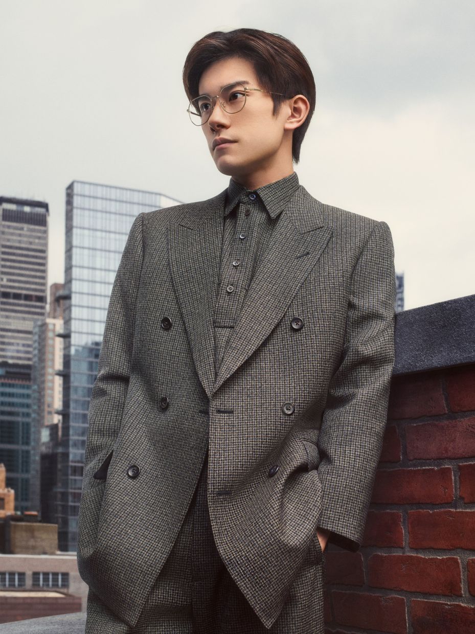 Metal frames are the ideal choice for a classic look, like this one from Emporio Armani. Photo: EssilorLuxottica