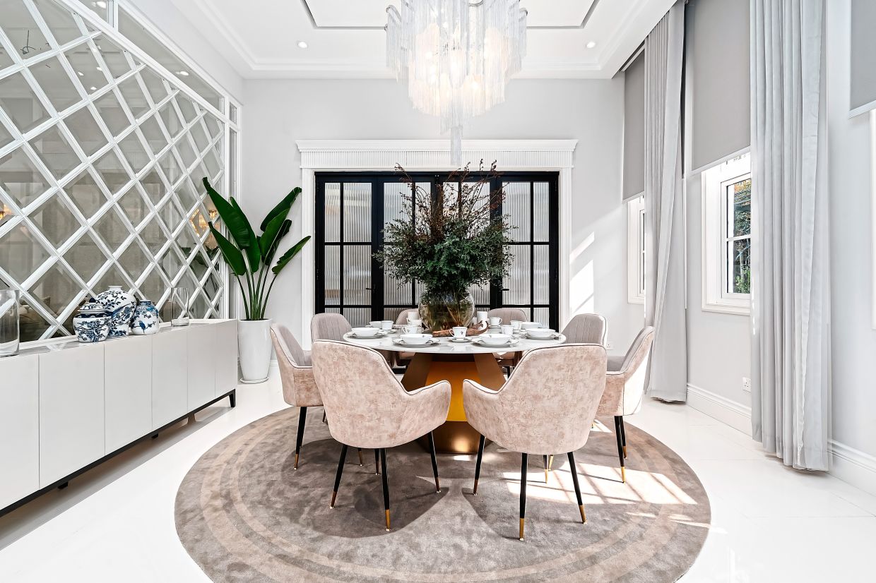 Diamond mirrors on the walls inject brightness and openness into the inner rooms.