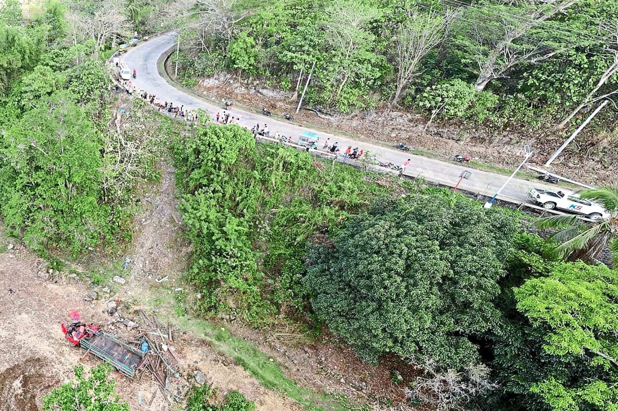 15 killed after truck falls into a deep ravine - Vimarsana News