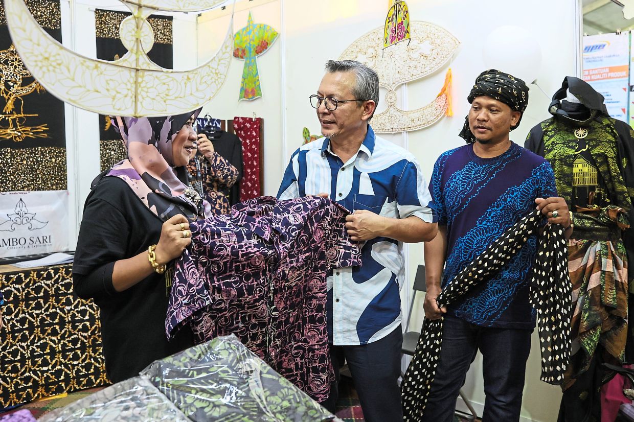 Terengganu declares Sundays as Batik Day - Vimarsana News