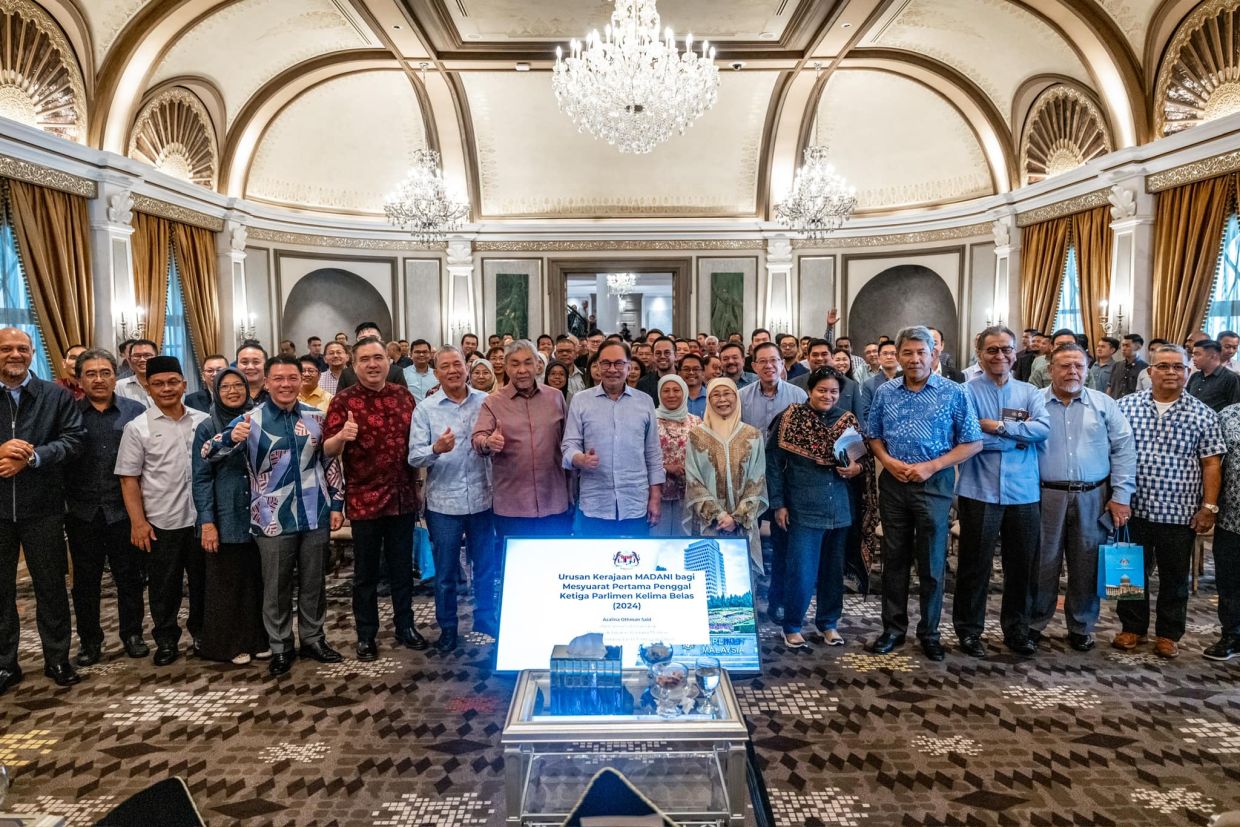 PM, unity govt MPs attend briefing ahead of Dewan Rakyat sitting - Vimarsana News