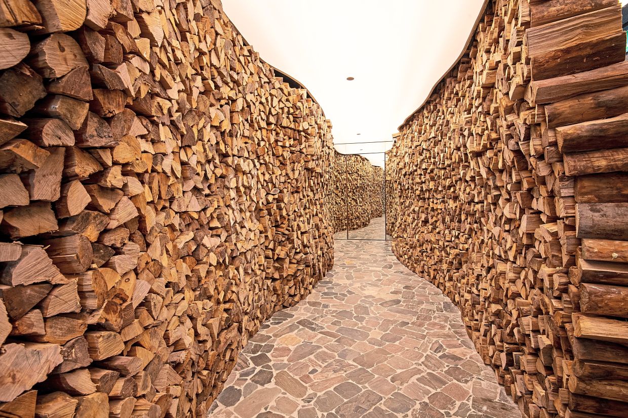 The entrance to the restaurant is dotted with blocks of wood.
