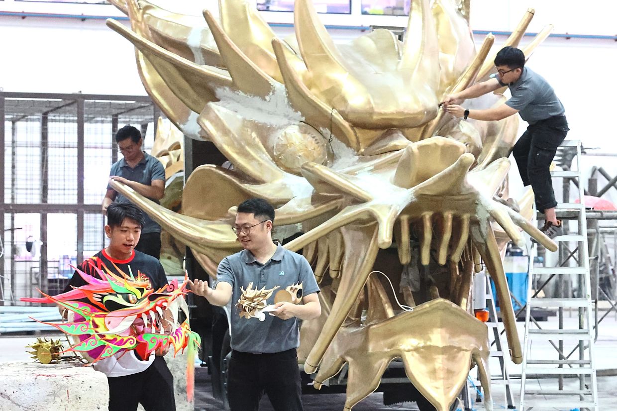 Giant 3D-printed golden dragon highlight of Chingay festival - Vimarsana News