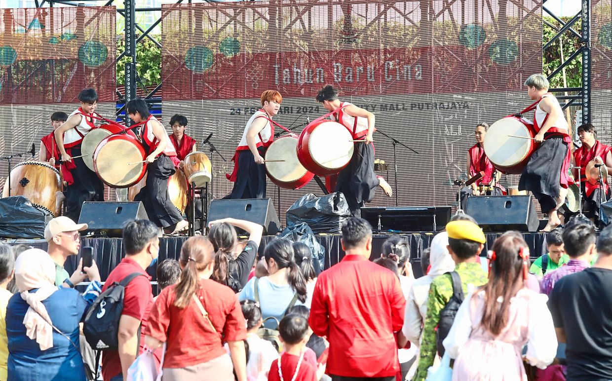Mesmerising performances at the state CNY celebration included Chinese drums, acrobatic lions on poles and a dancing dragon that is especially welcomed in the Year of the Dragon. — Photos: SHAARI CHEMAT/The Star