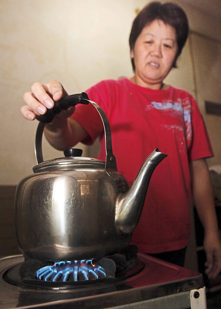 Boiling drinking water is a simple and effective way of getting rid of disease-causing microorganisms such as parasites. — Filepic