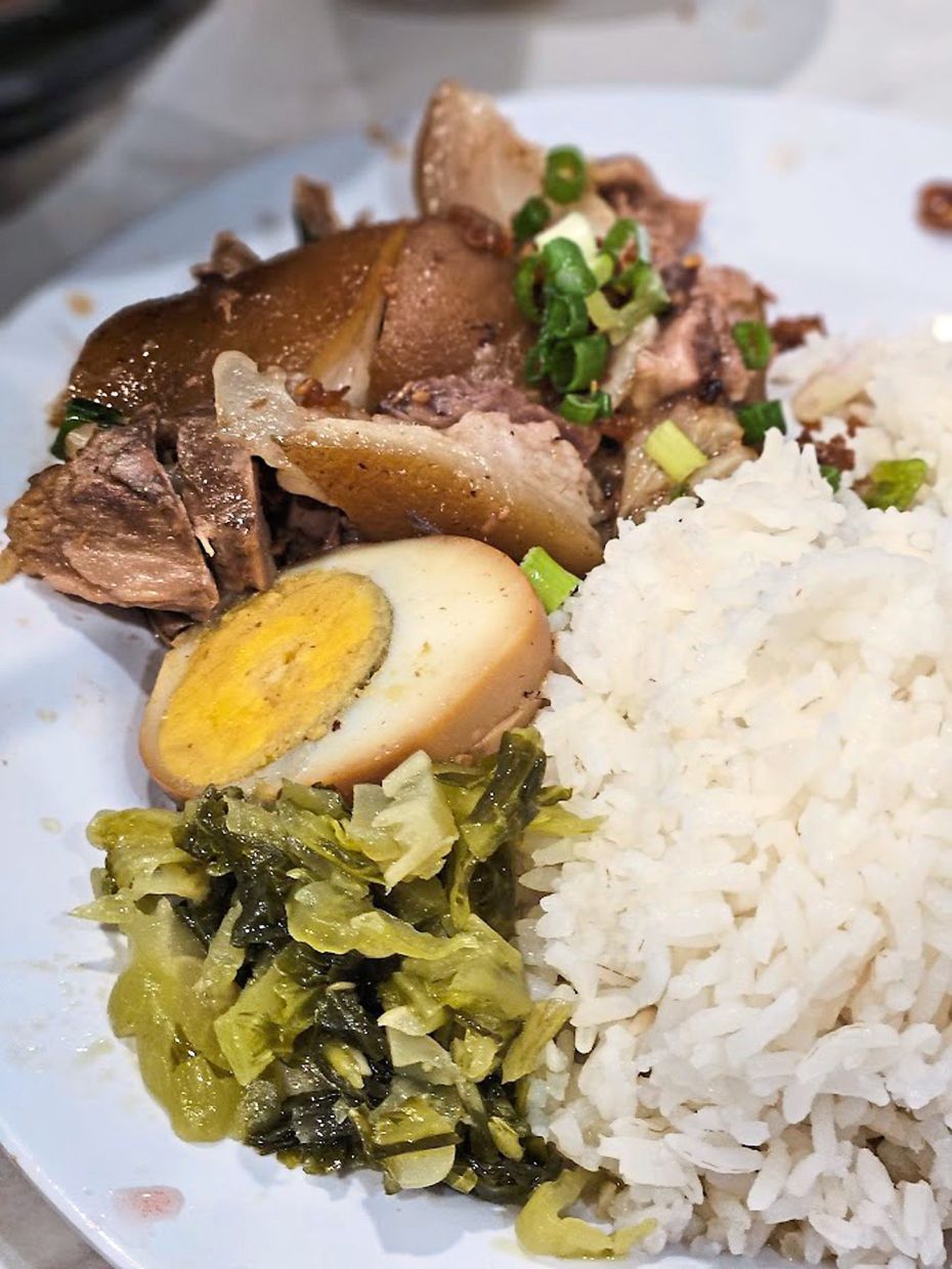 The pork leg rice was similar to that which you would get from a Thai restaurant. The pork leg cut was properly fatty with the skin stewed to a texture that almost melts in your mouth!