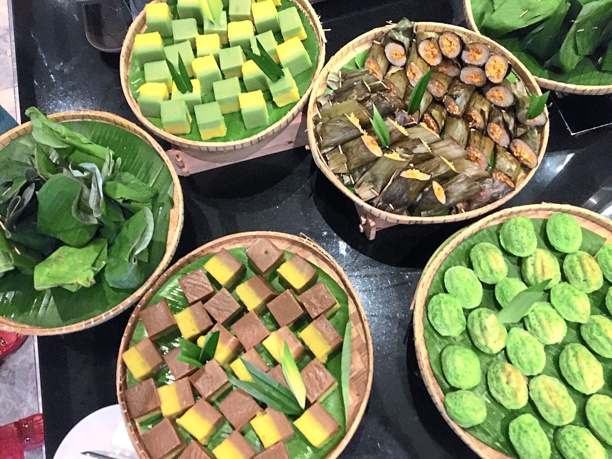 A wide variety of Malay kuih awaits diners.