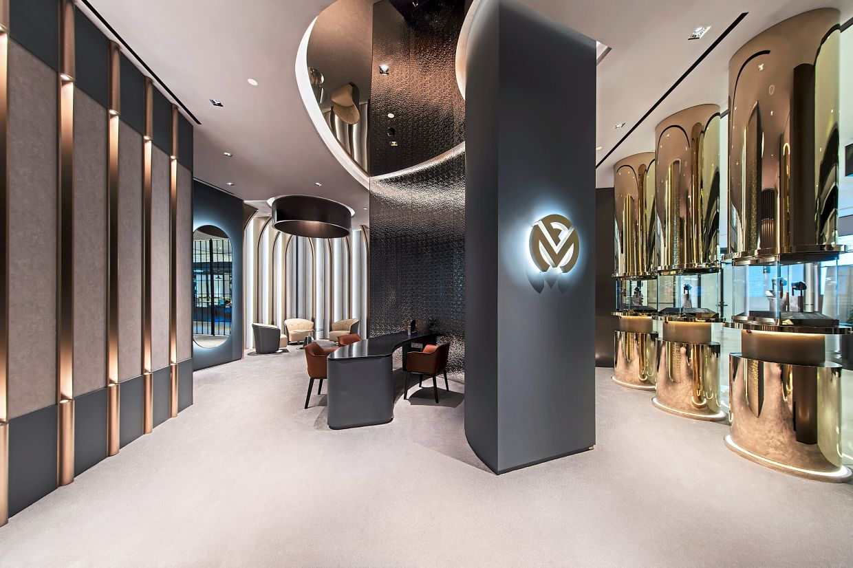 Three large showcases built into tall champagne gold panels feature the brand’s latest timepieces amid cutting-edge holographic projection.