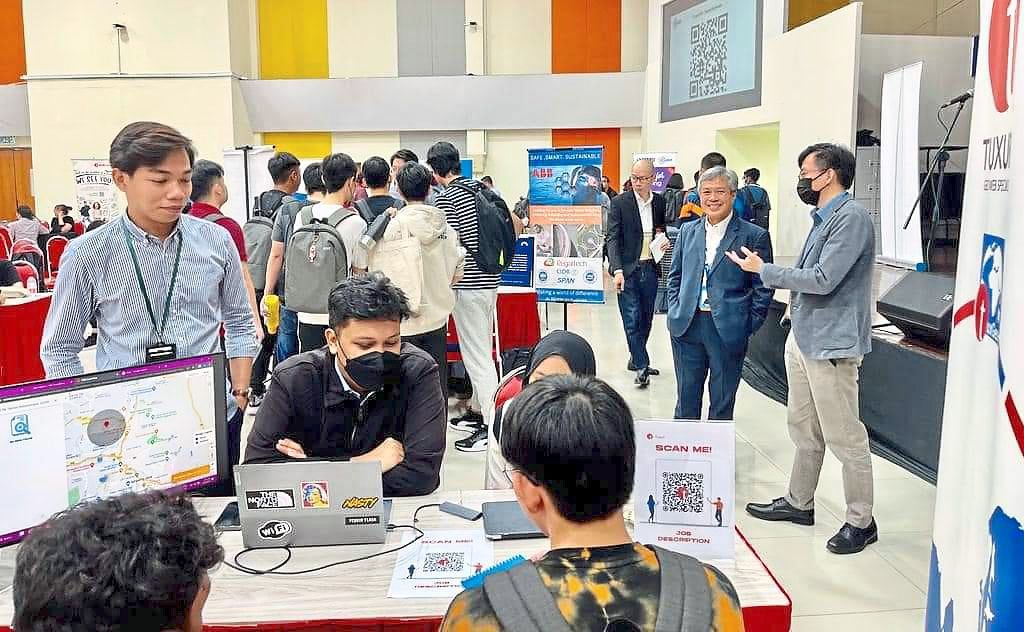 MMU students at an iCadet fair, which showcases activities they conducted in the companies they are attached to.