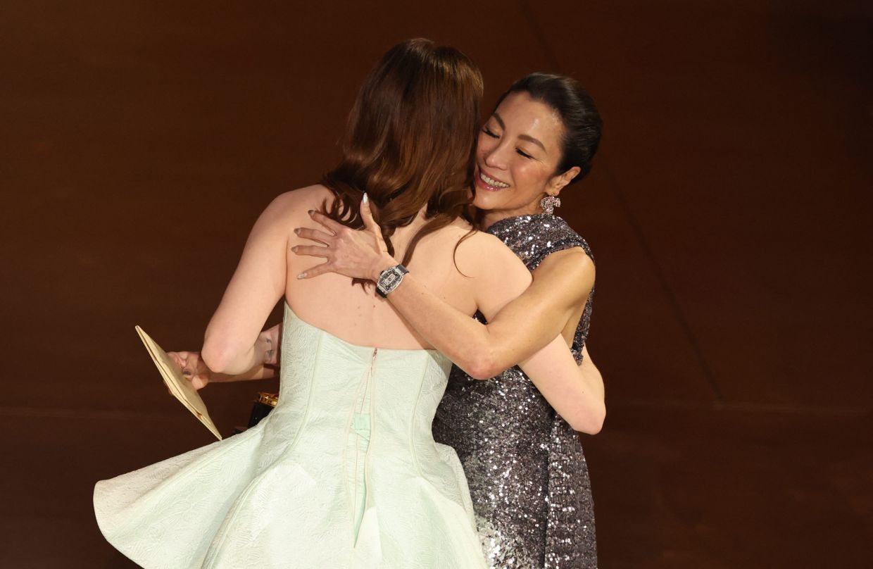 Michelle Yeoh explains awkward Oscar moment that confused Best Actress winner Emma Stone - Vimarsana News