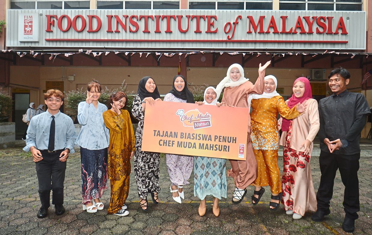 Scholarships helping B40 youths realise dream to become chefs - Vimarsana News