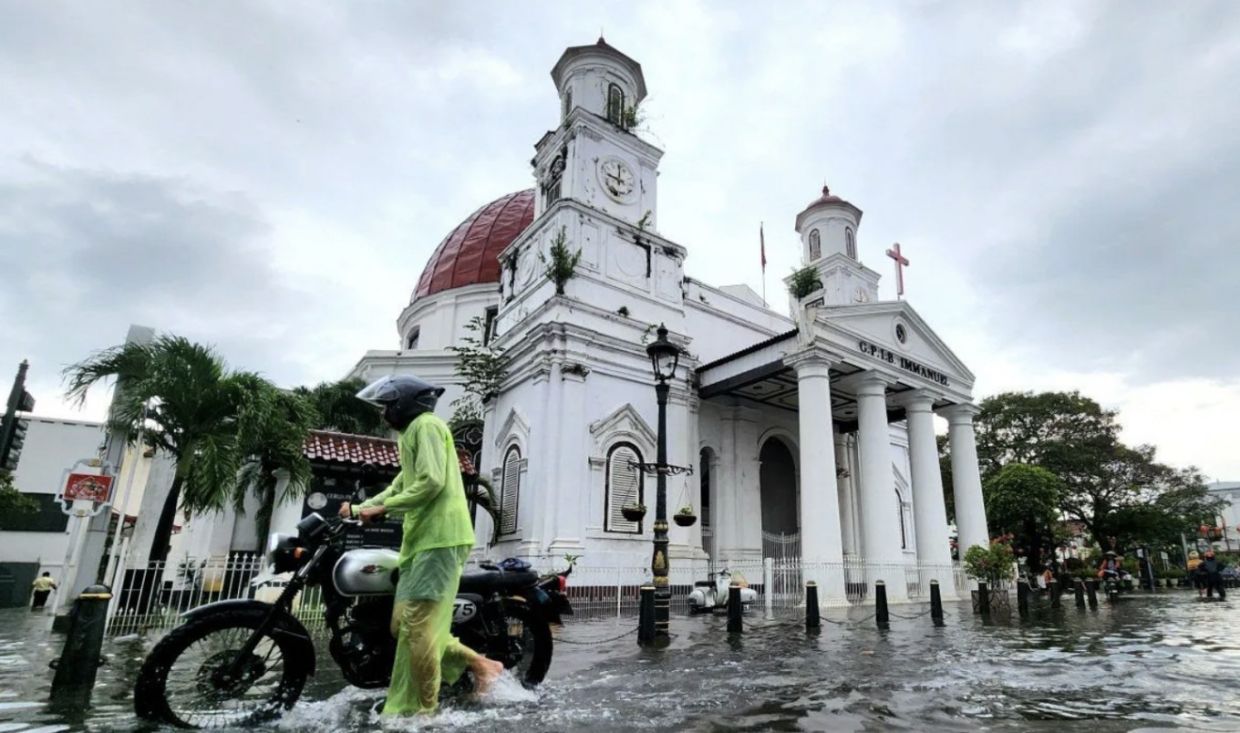 Flooding in Semarang, Central Java, inundates a colonial-style church on March 13, 2024. (The Jakarta Post/Antara)