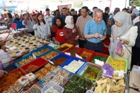 Sarawak Governor drops by Ramadan bazaar