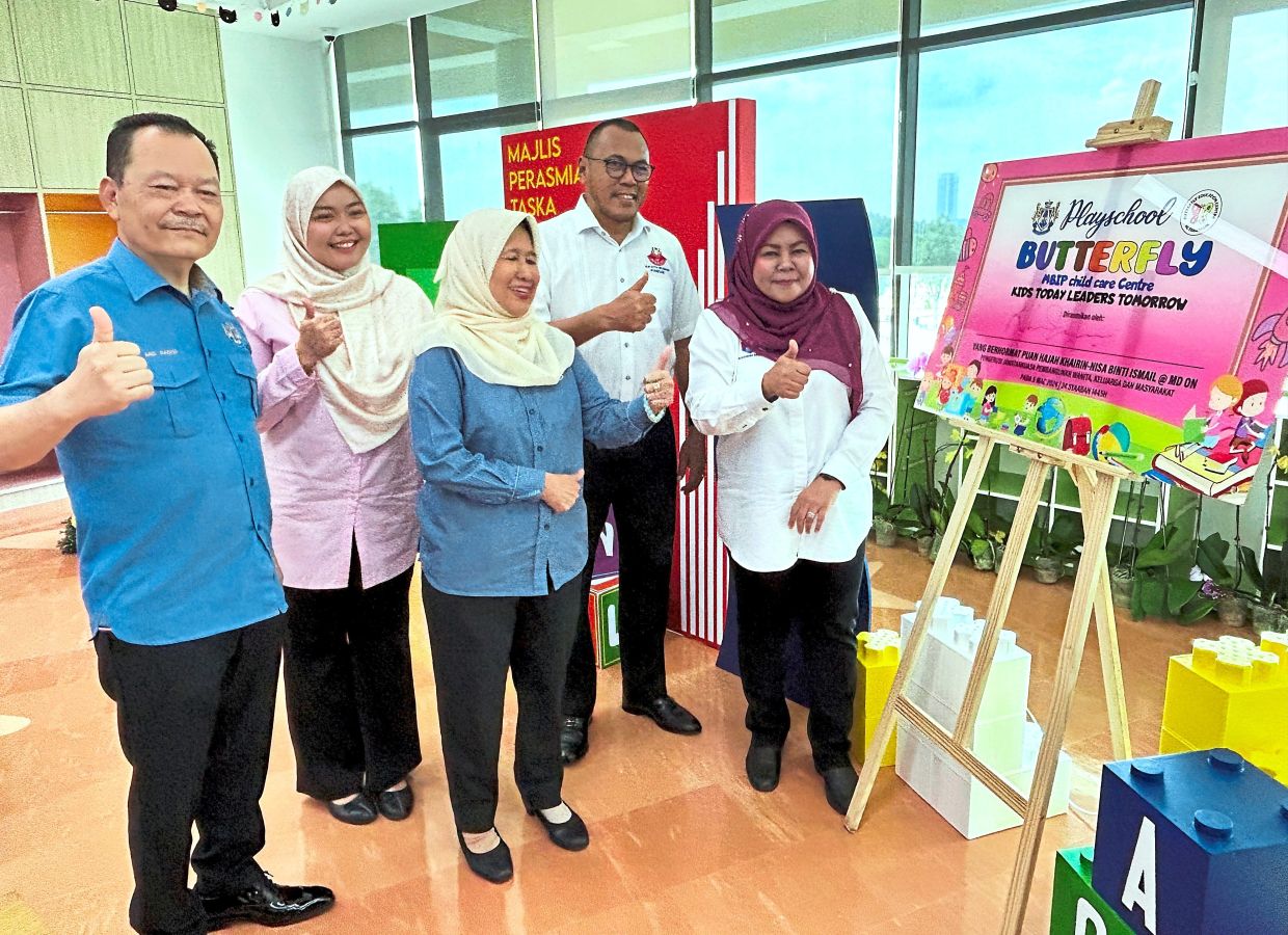 Khairin-Nisa (right) launching the centre in Iskandar Puteri.