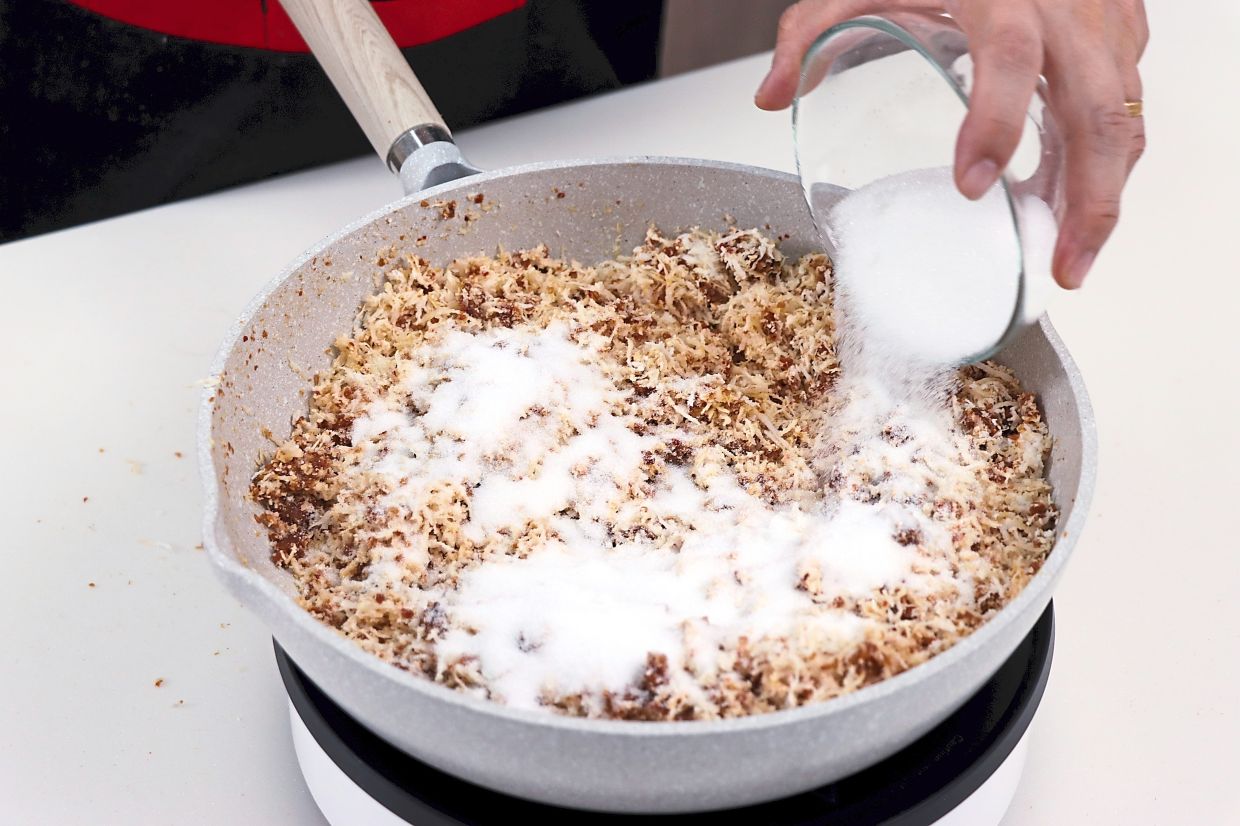 Fry the ground shrimp in oil until fragrant, then add spice paste to saute until the oil splits. Finally add grated coconut, sugar and water and toss until dry.