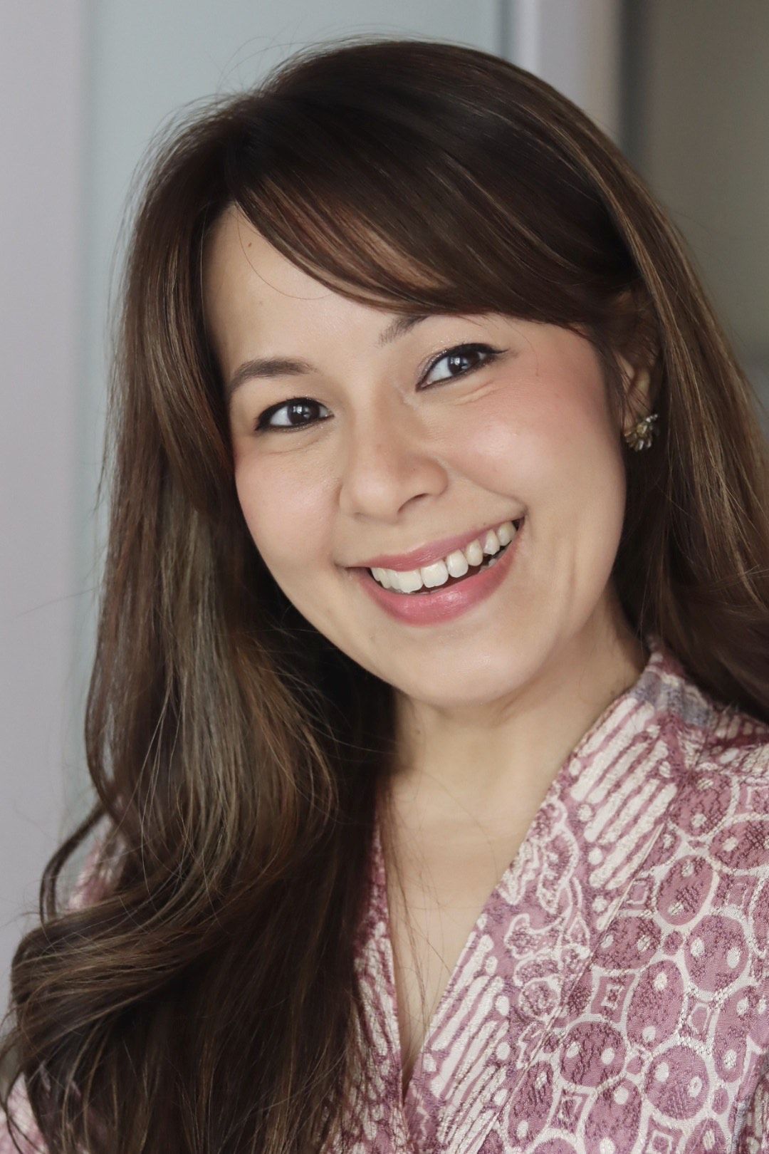 While highlighter is a great way to enhance your overall makeup, Sarah Ashikin Adzman doesn’t recommend it if you have uneven texture. Photo: Sarah Ashikin Adzman