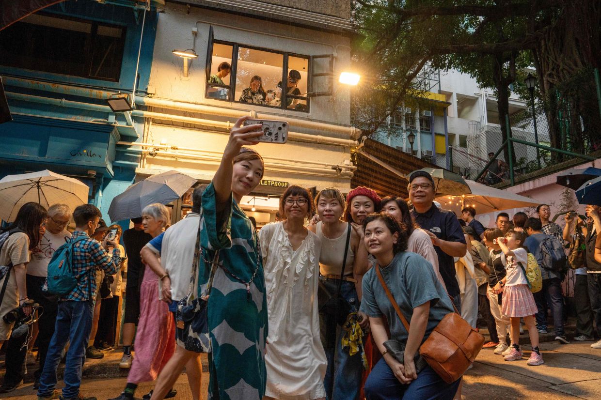 Hong Kong book lovers mourn bookshop closure after constant complaints - Vimarsana News