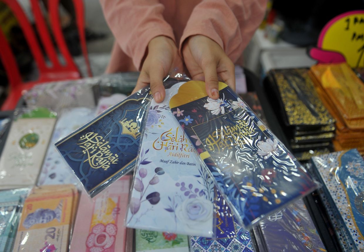 Cash or cashless for ‘duit raya’ this Aidilfitri? | The Star