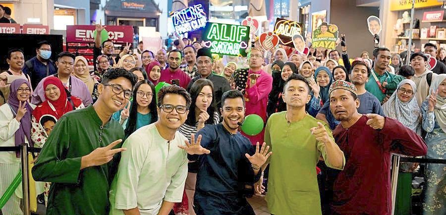 Alif Satar, The Locos and fans in high spirits at Mid Valley Megamall.