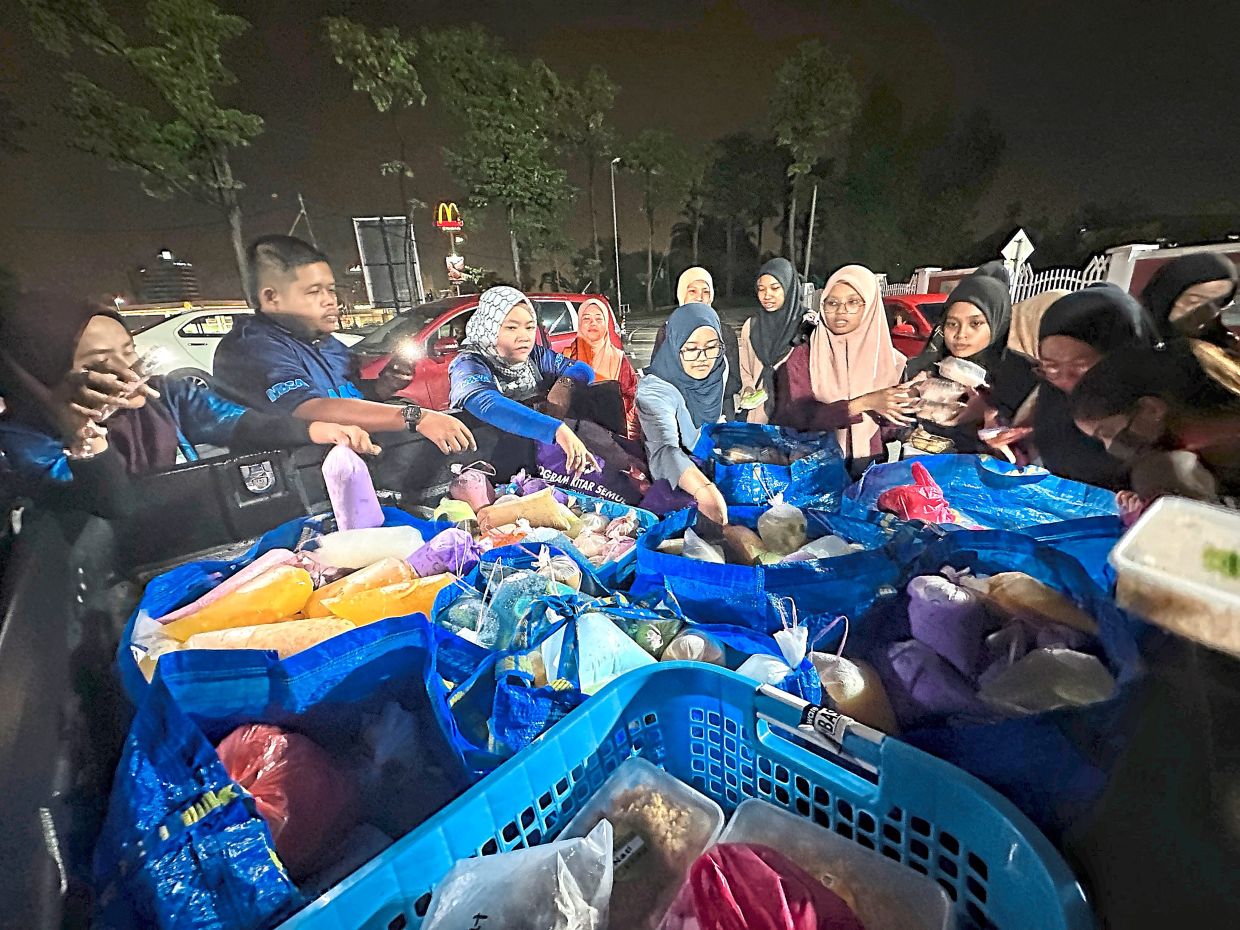 Unsold food from Ramadan bazaars delivered to those in need - Vimarsana News